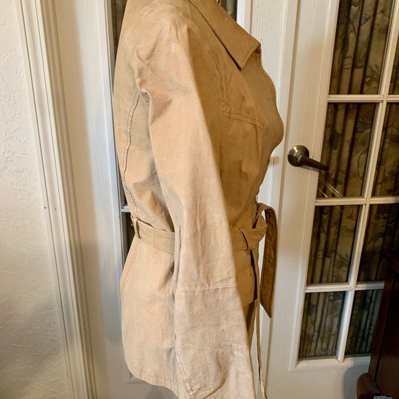 đź’•Beautiful Leather Jacket by Marcelle Renee - Picture 3 of 10